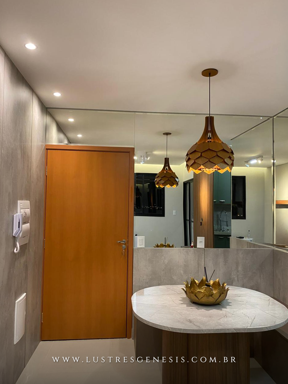 Luminária pendente moderna Pinha com acabamento em madeira Lustres Gênesis loja online venda de Lustres e Iluminação